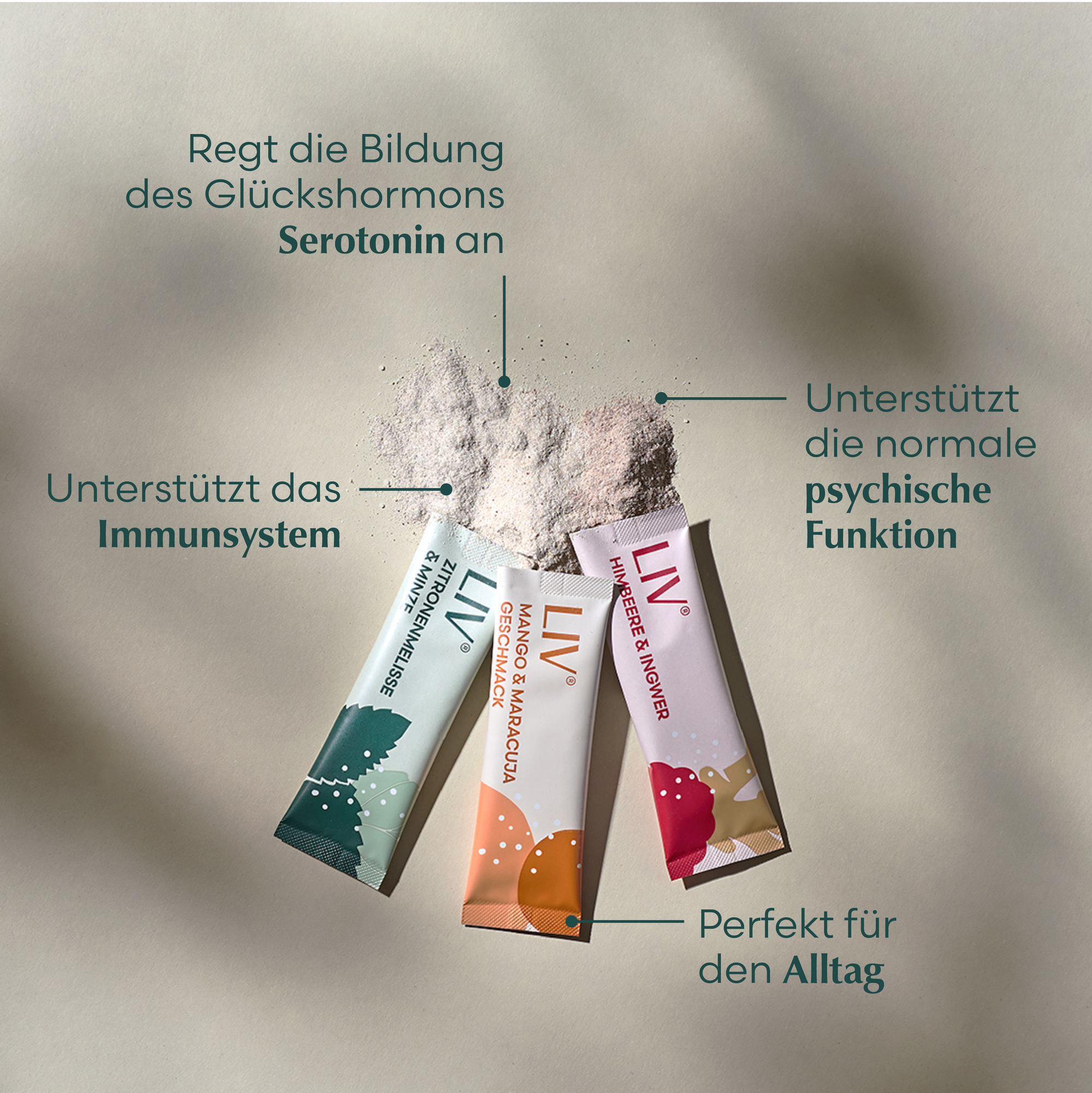 Offene Sachets der drei Sorten liegen nebeneinander auf einem Stein, das Pulver ist sichtbar. Pfeile zeigen auf die Vorteile des Produktes.