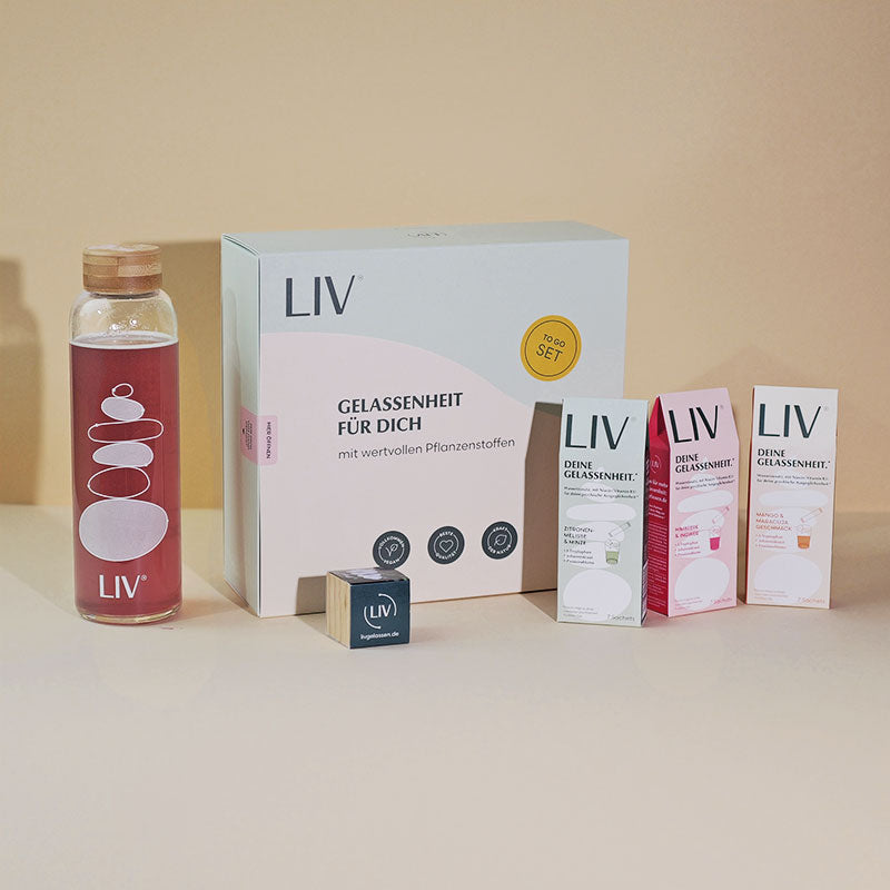 Trinkflasche & Setverpackung neben der Anti-Stress Kur (3 Sorten), davor steht der Selbstpflanz-Kräuterwürfel.