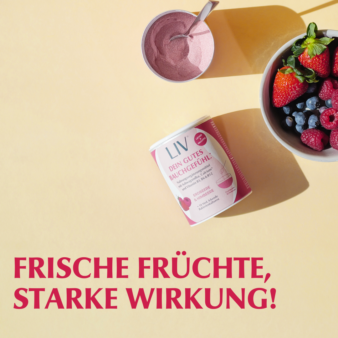 Schale mit gesunden Zutaten neben Verpackung der Darmkur. Erdbeeren und Himbeeren liegen um die beiden Gegenstände.